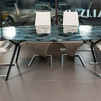 Обеденный стол Pylon от Moroso