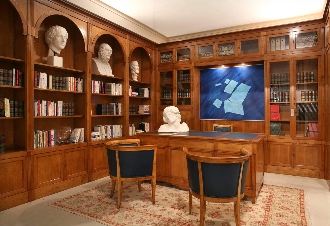 Элегантный интерьер домашней библиотеки с книжными стеллажами