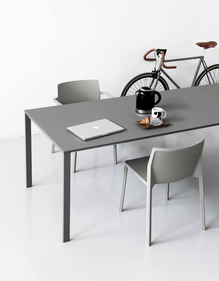 Стол ис. Kristalia LP. Современные столы и стулья. Стол для офиса серый. Стол Италия обеденный серый.