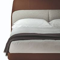 Кровать Coupe с кожаным изголовьем от Poltrona Frau