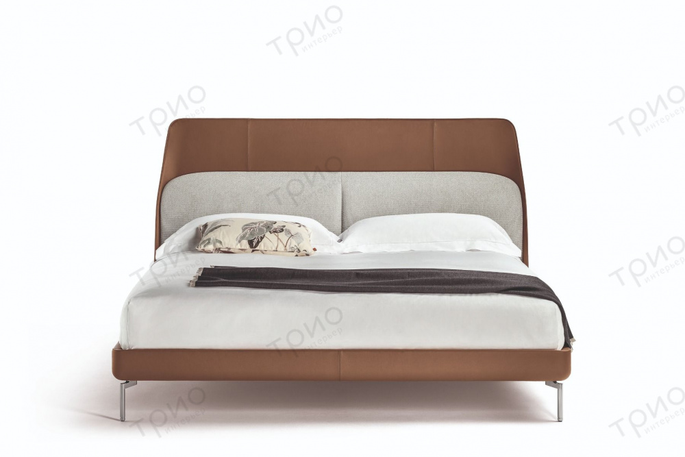 Кровать Coupe с кожаным изголовьем от Poltrona Frau