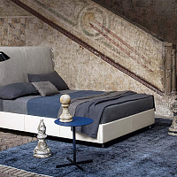 Кровать с мягким изголовьем Alta Fedelta от Poltrona Frau