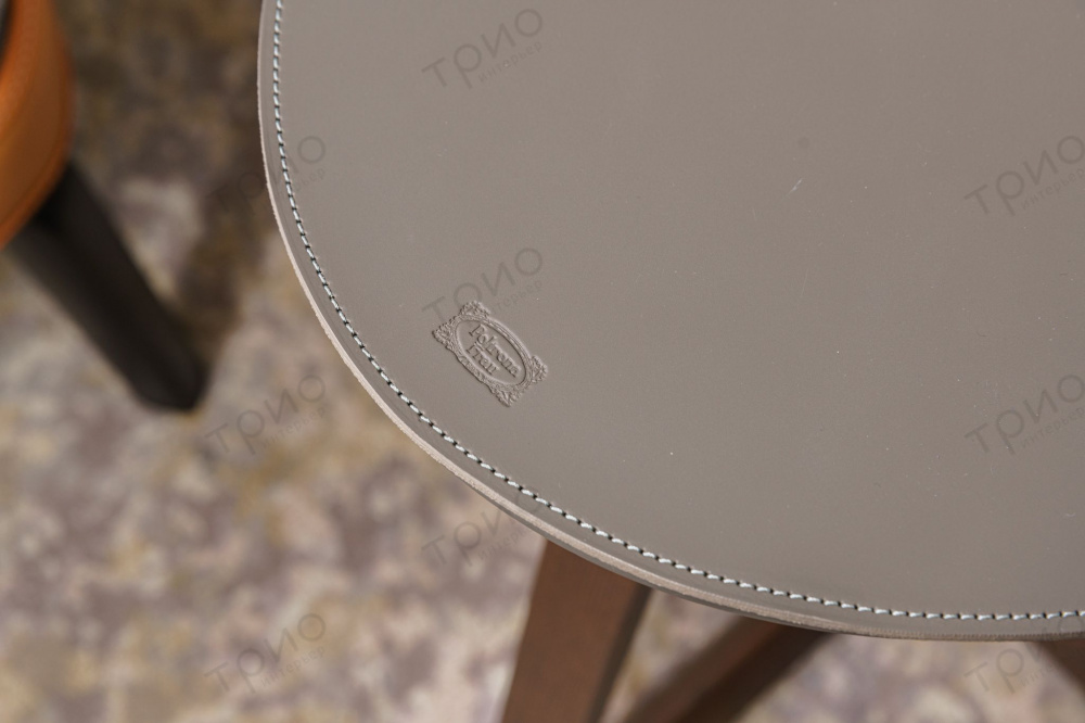 Приставной столик Fidelio Leather  от Poltrona Frau